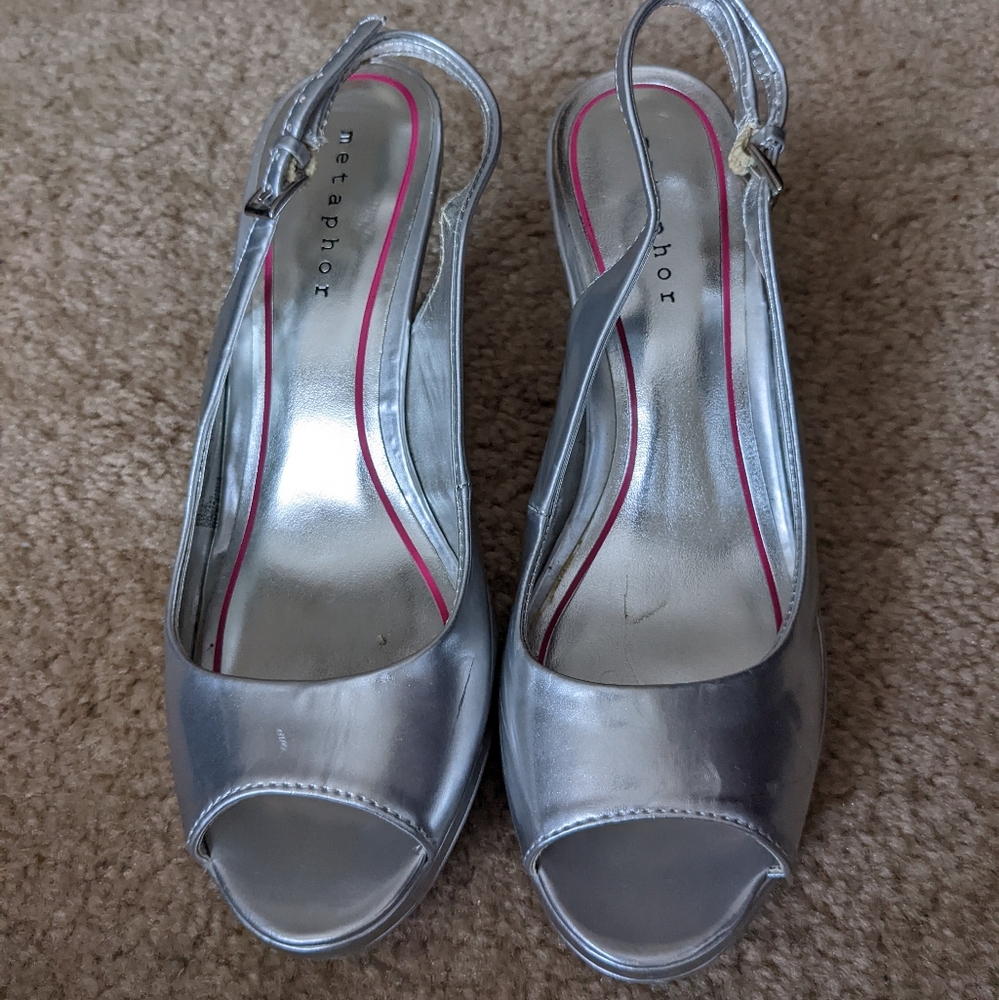 Silver Metaphor Grip Bottom Peep Toe Back Strap Kitten Heels (8M)
